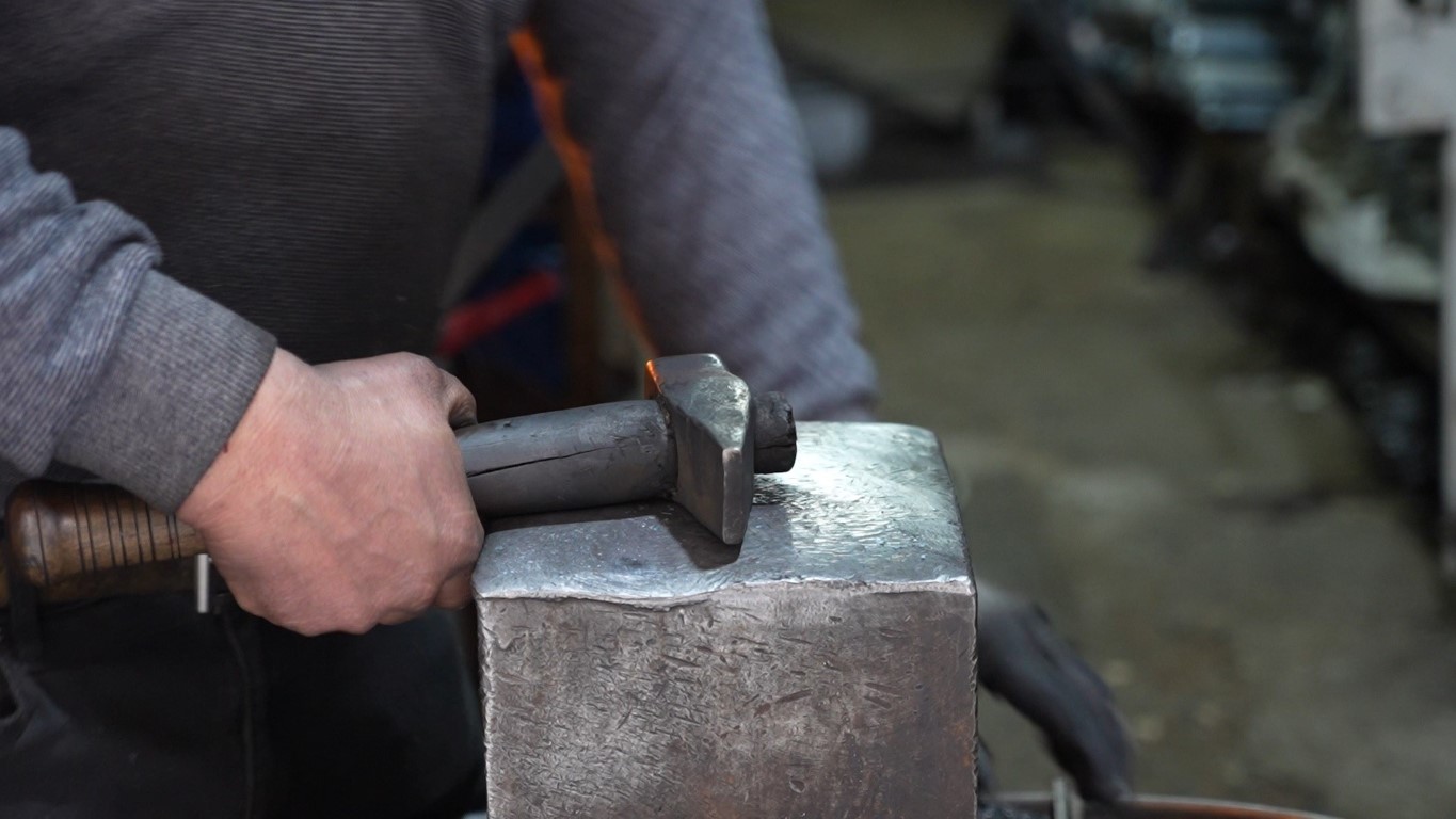 Kızgın ocağın başında hem demir d&ouml;v&uuml;yor hem de ısınıyor