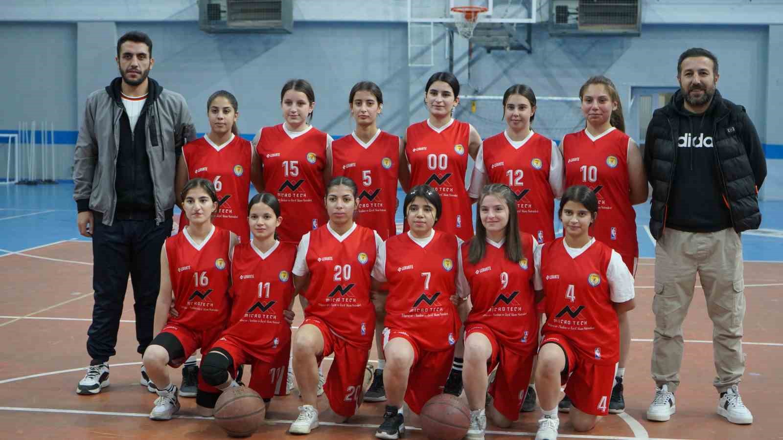 Şırnaklı işitme engelli A Milli Takım oyuncusu, gen&ccedil;leri basketbola teşvik ediyor
