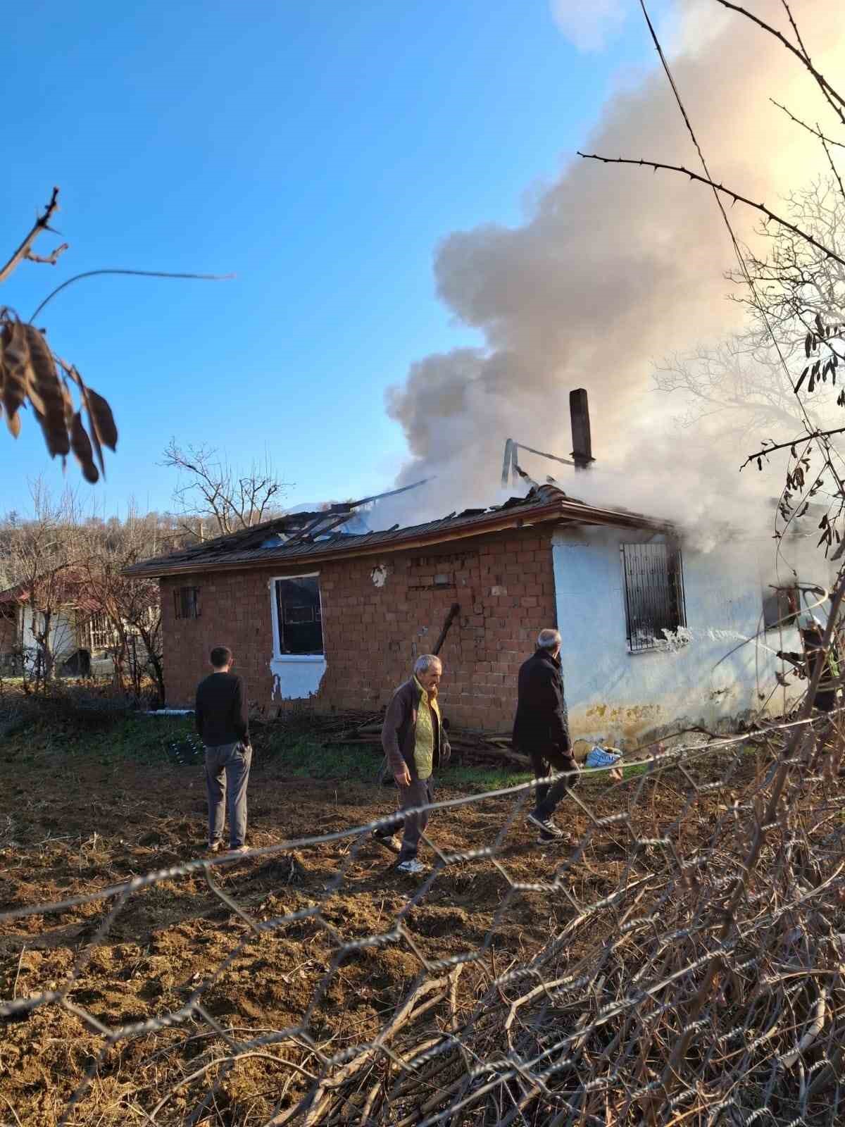 Amasya&rsquo;da m&uuml;stakil ev yangında kullanılamaz hale geldi
