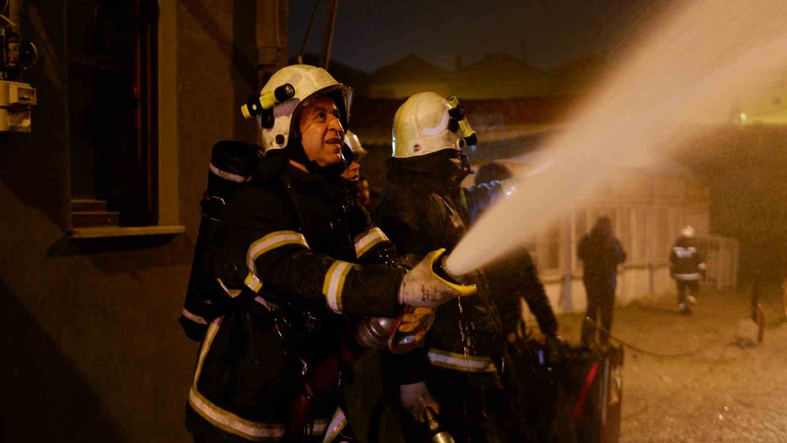 5 iş yerinin k&uuml;le d&ouml;nd&uuml;ğ&uuml; yangında, &ccedil;akmak&ccedil;ı d&uuml;kkanında patlamalar yaşandı
