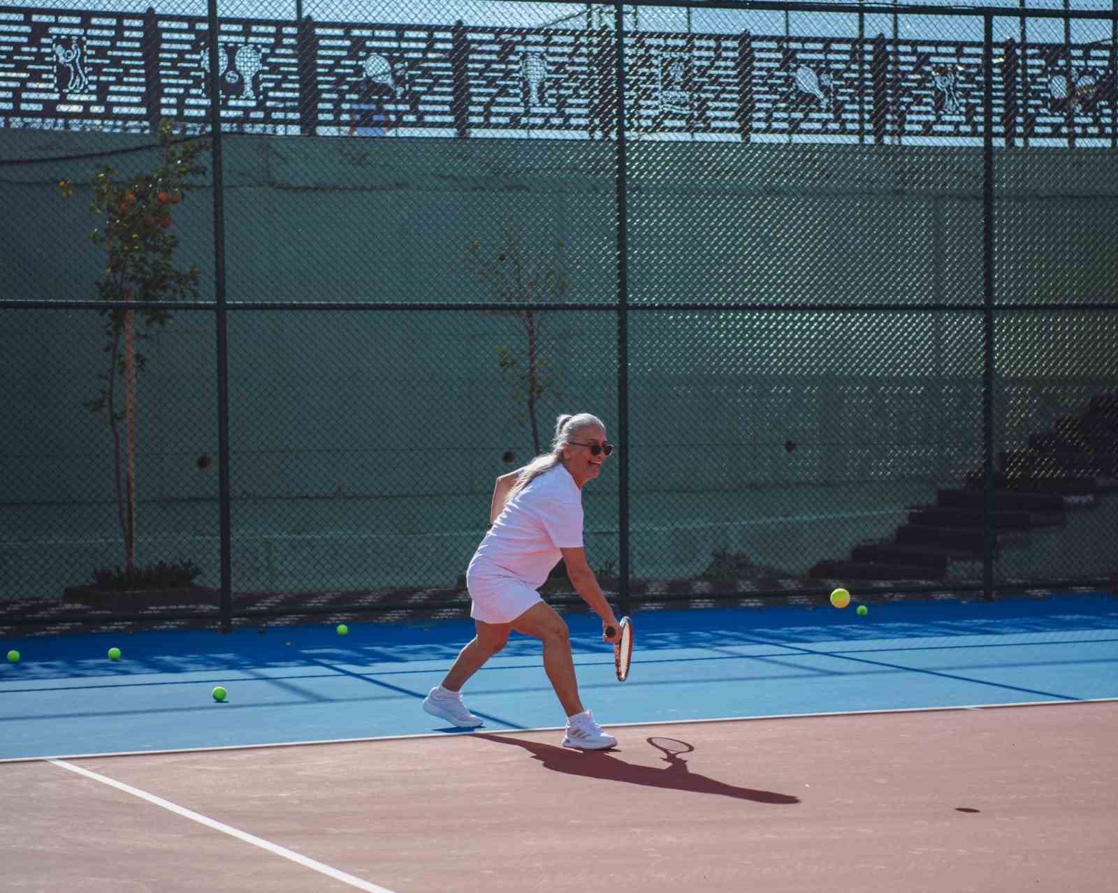 Kuşadası&rsquo;nın ilk tenis kul&uuml;b&uuml; kapılarını a&ccedil;tı
