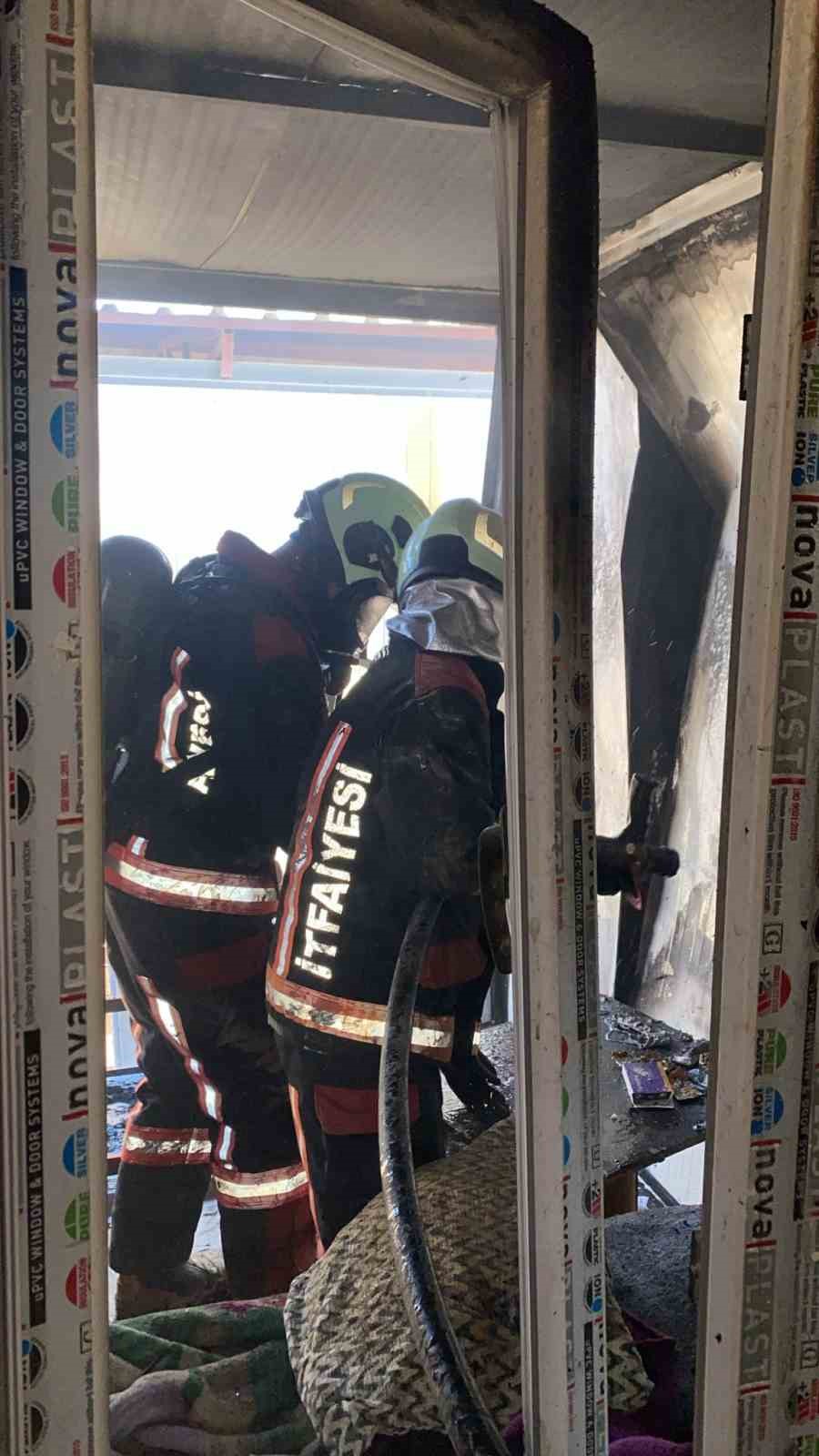 Malatya&rsquo;da inşaat iş&ccedil;ilerinin kaldığı şantiyede yangın: 4 yaralı
