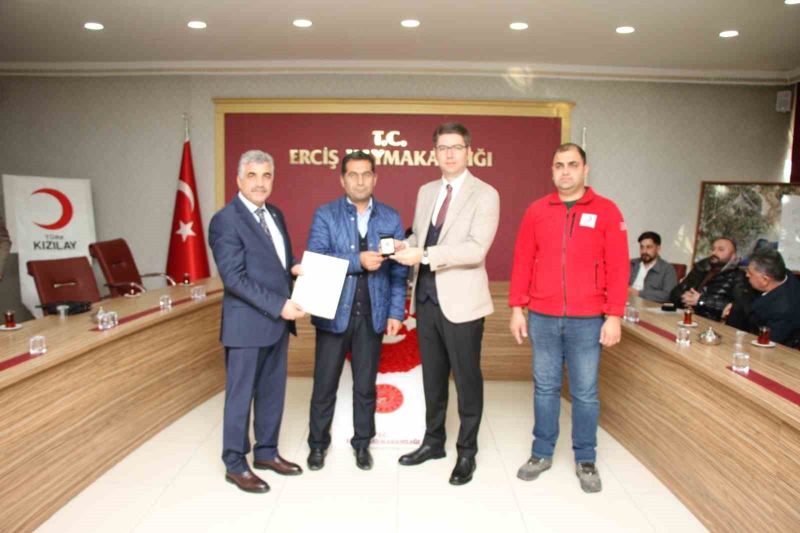Erciş&rsquo;te en fazla kan bağışında bulunan vatandaşlara plaket ve berat
