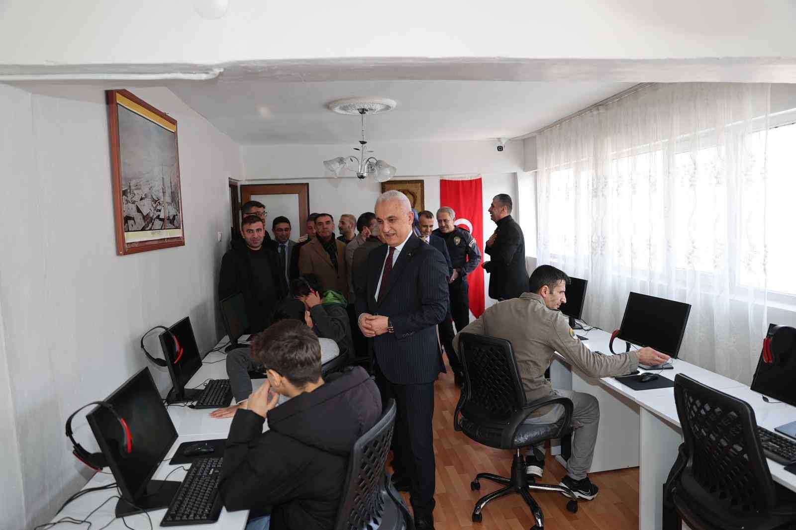 Muş&rsquo;ta gen&ccedil;ler i&ccedil;in yeni eğitim ve spor merkezi a&ccedil;ıldı
