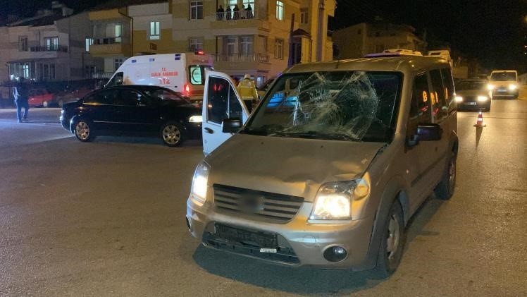 Karaman&rsquo;da hafif ticari ara&ccedil; elektrikli bisiklete &ccedil;arptı: 2 yaralı
