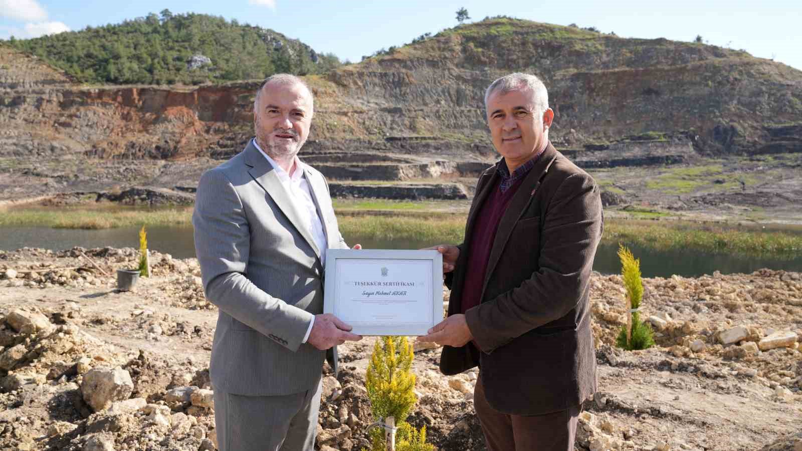 Yenik&ouml;y Kemerk&ouml;y Enerji, H&uuml;samlar eski maden sahasında Milaslı muhtarlarla fidan dikti
