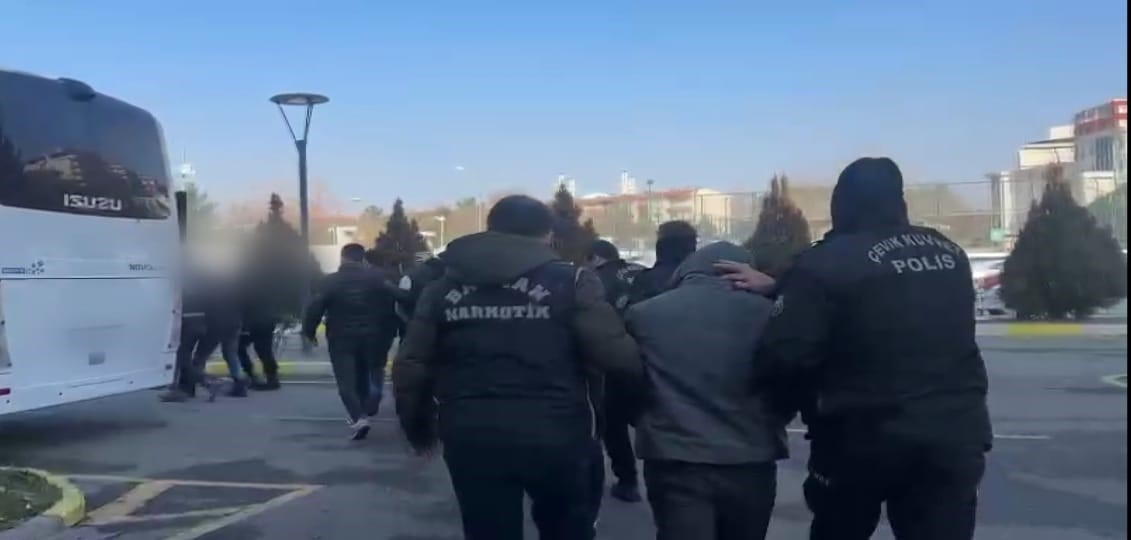 Polisten kurtulmak i&ccedil;in 4 kilogram uyuşturucuyu ara&ccedil;tan attılar
