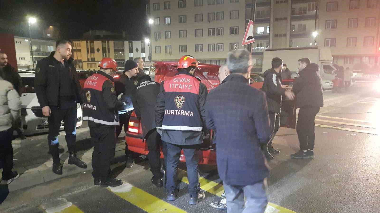 Aydınlatma direğine &ccedil;arpan otomobilin s&uuml;r&uuml;c&uuml;s&uuml; yaralandı
