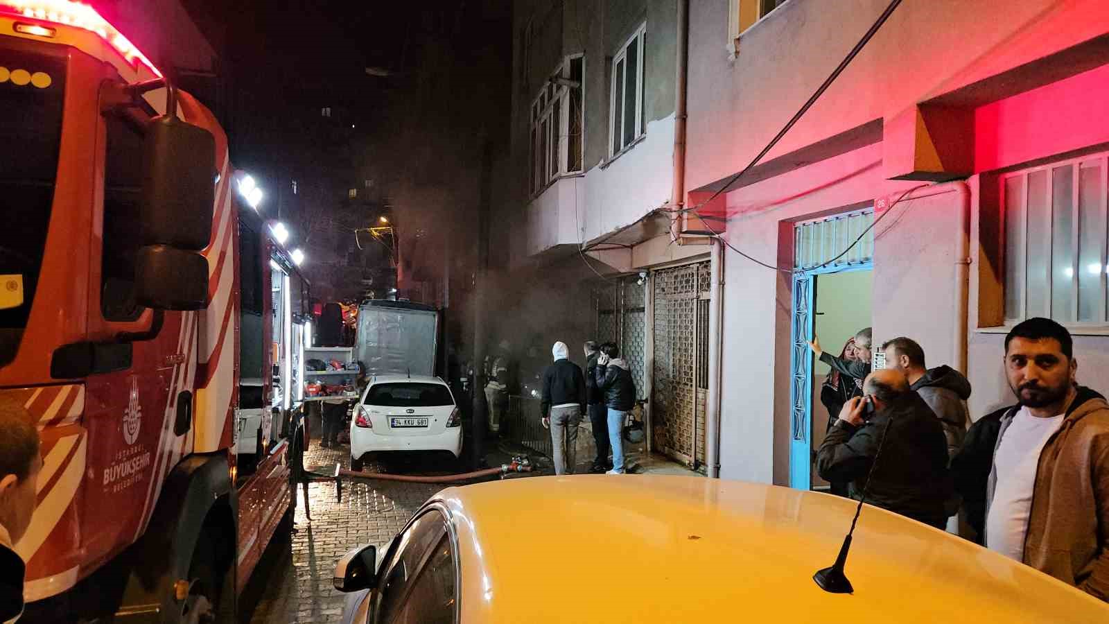 Kağıthane&rsquo;de 8 katlı binada yangın paniği
