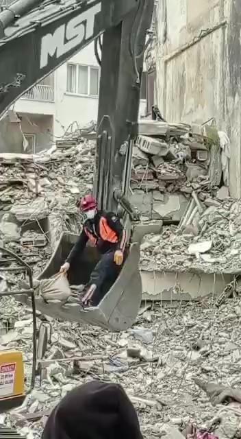 Enkazdan kurtarılarak hayata tutunan kadın, evlatlarıyla birlikte hayalini ger&ccedil;ekleştirdi
