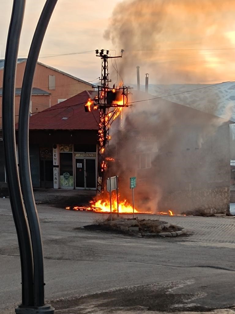Başkale&rsquo;de elektrik direği alevlere teslim oldu
