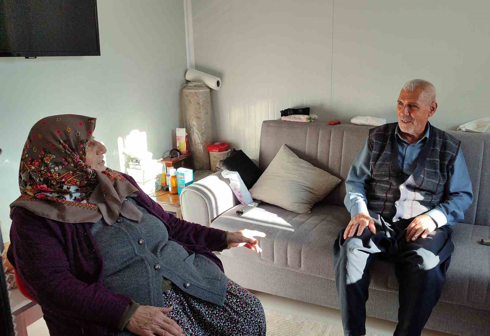 Depremzede &ccedil;ift, aşklarıyla &ouml;rnek oluyor
