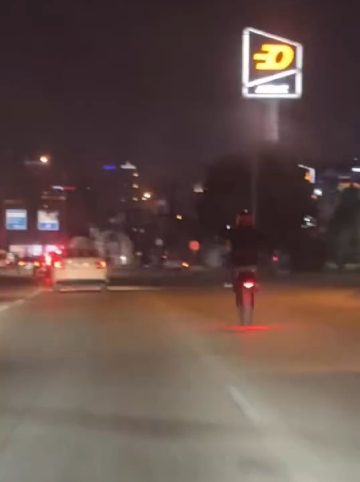 Tek teker &uuml;st&uuml;nde tehlikeli yolculuk kamerada
