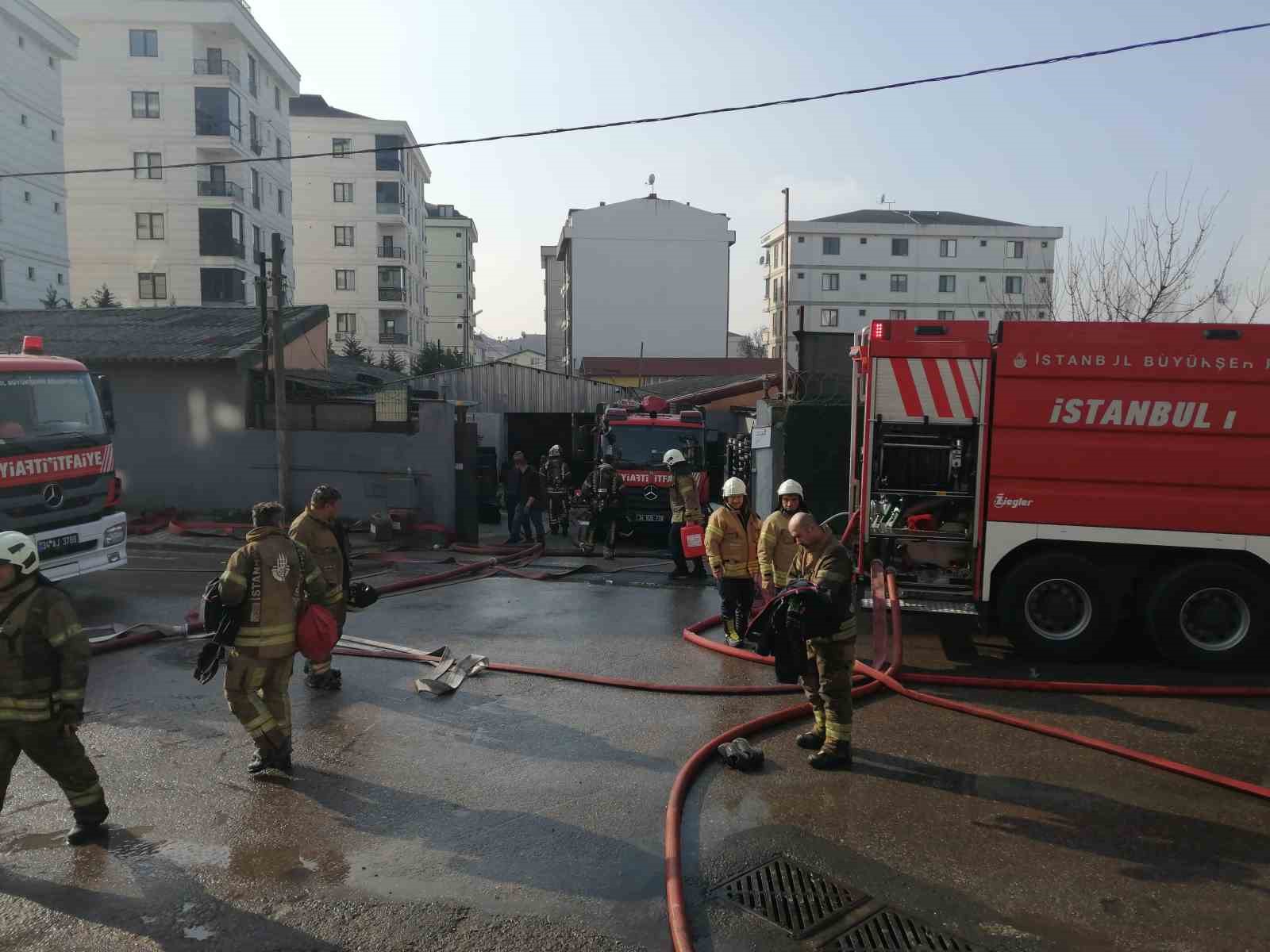 &Ccedil;ekmek&ouml;y&rsquo;de lastik deposunda &ccedil;ıkan yangın kontrol altına alındı
