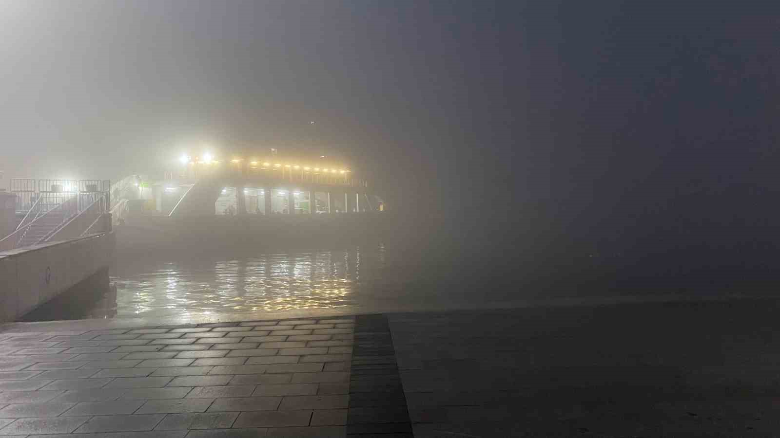 &Ccedil;anakkale Boğazı&rsquo;nda sis nedeniyle feribot seferleri durduruldu
