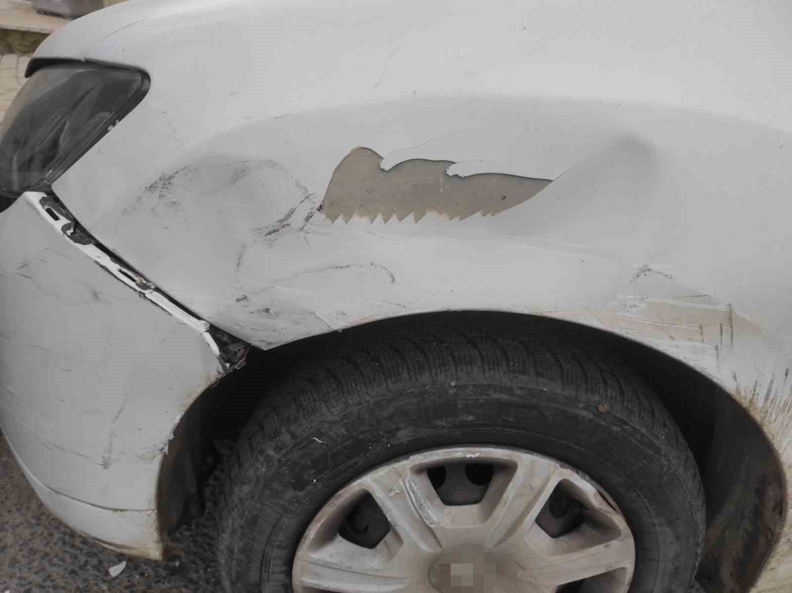 Tekirdağ&rsquo;da otob&uuml;s park halindeki araca &ccedil;arpıp ka&ccedil;tı: Kaza anı kamerada
