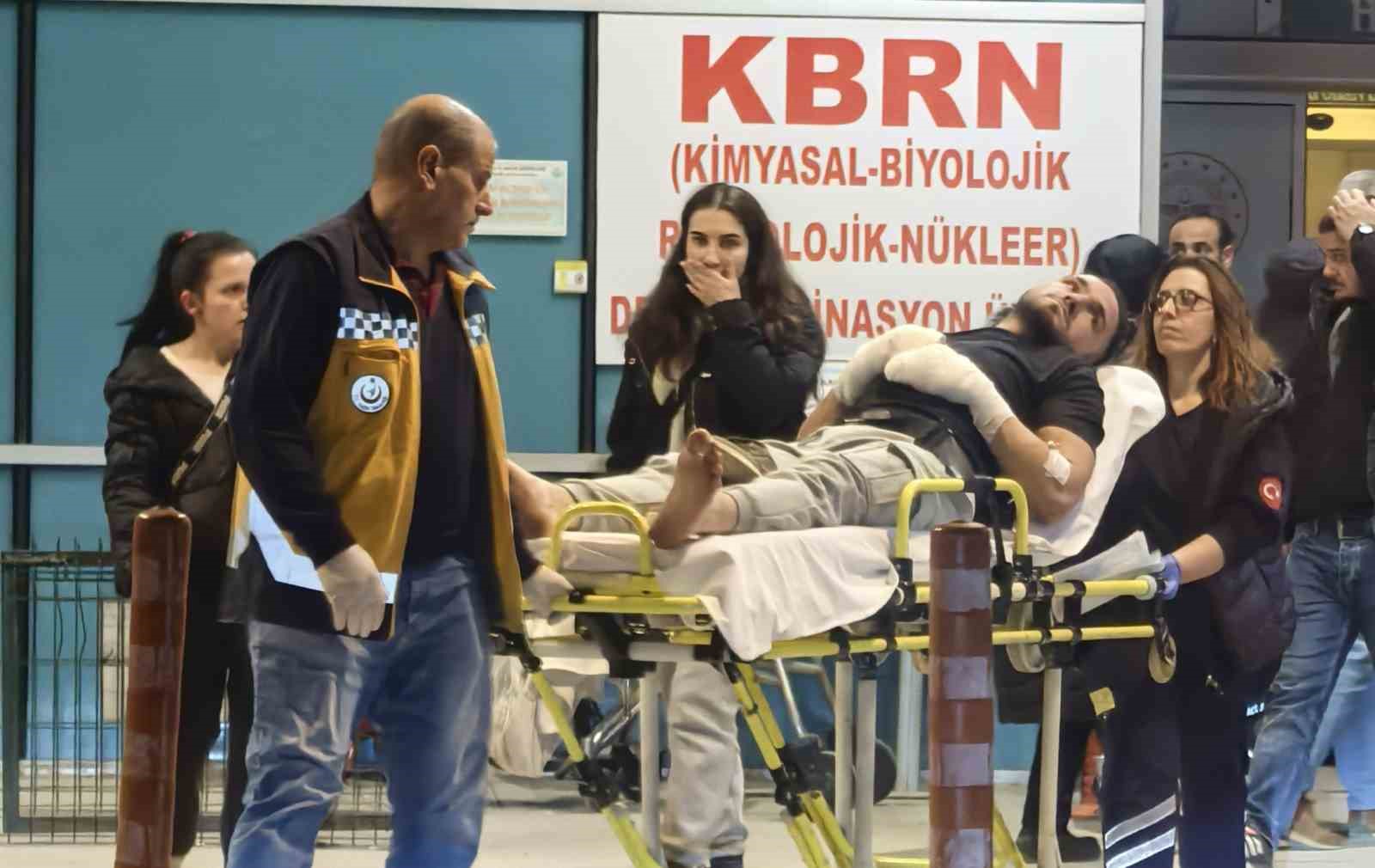 Kediden korkarak camın &uuml;zerine d&uuml;şen gen&ccedil; yaralandı
