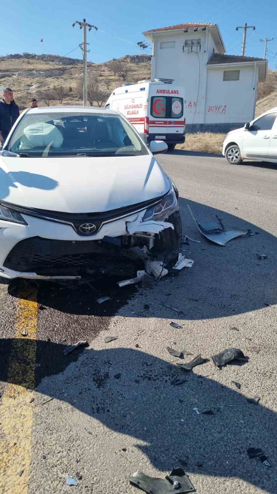 Kaza yapan motosiklet s&uuml;r&uuml;c&uuml;s&uuml;ne otomobil &ccedil;arptı: 1 &ouml;l&uuml;
