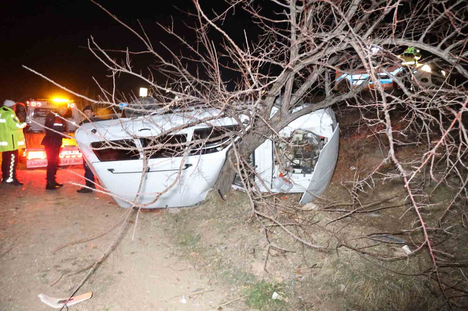 Şarampole devrilen otomobil ağaca &ccedil;arparak durabildi: 3 yaralı
