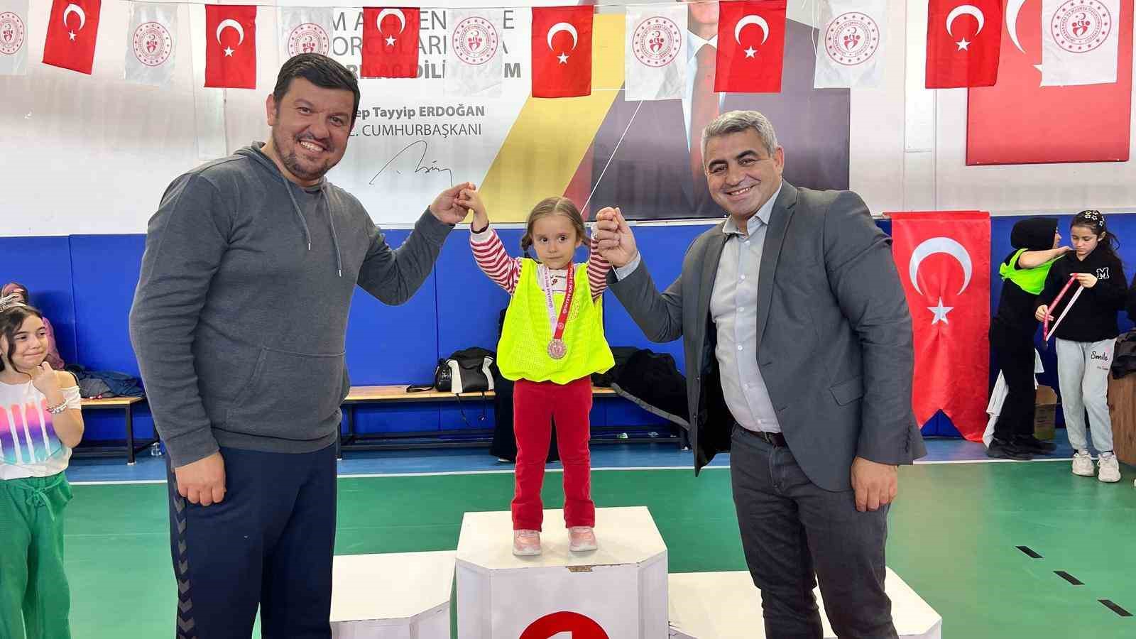 Tomarza&rsquo;da &rsquo;Anne ve Kızları Voleybol Turnuvası&rsquo; dolu dolu ge&ccedil;ti
