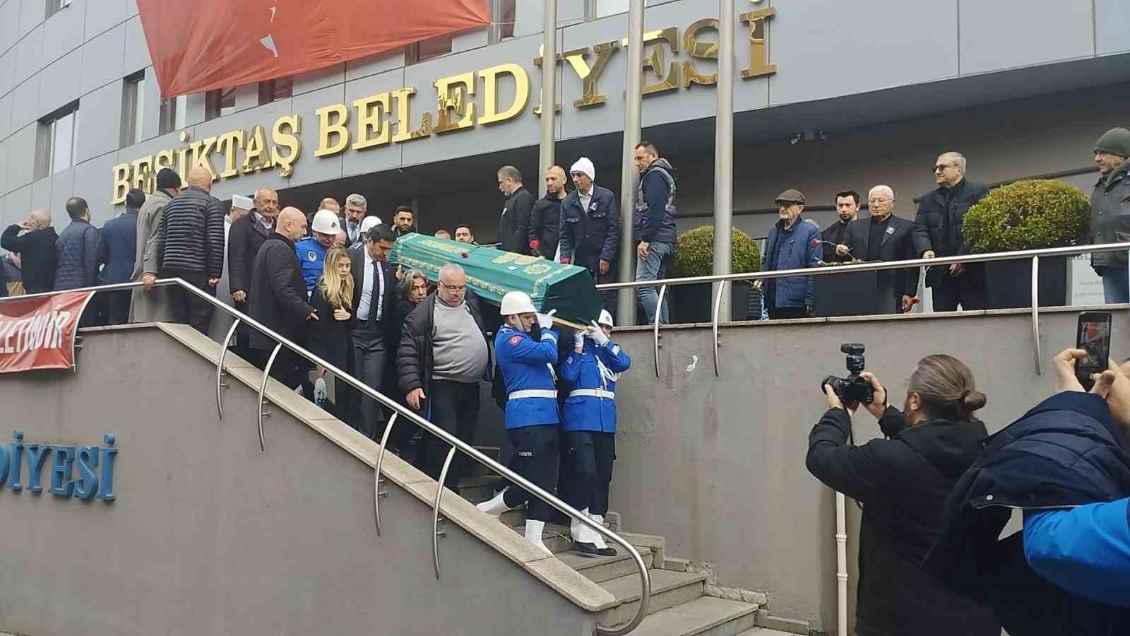 Hayatını kaybeden Ayfer Atay i&ccedil;in Beşiktaş Belediyesi &ouml;n&uuml;nde t&ouml;ren d&uuml;zenlendi
