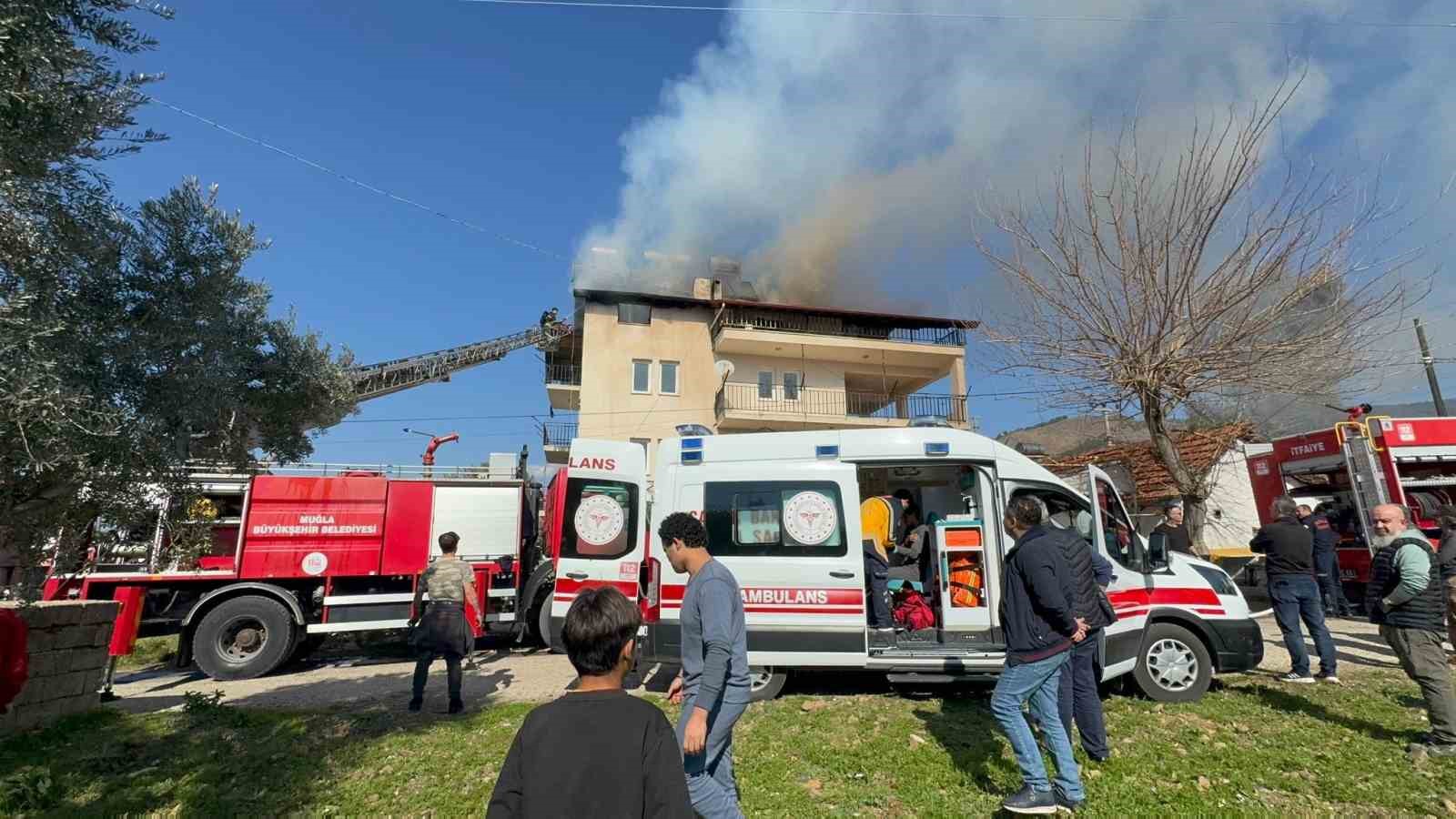 &Ccedil;atı katı yangınında 5 kişi dumandan etkilendi
