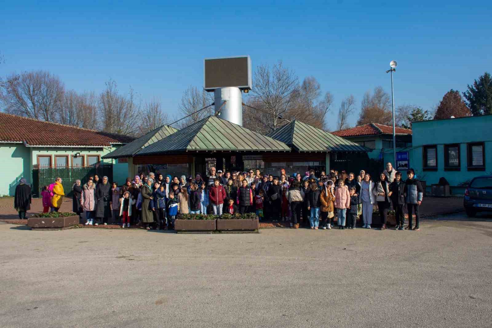 Gen&ccedil; sporcular hayvanat bah&ccedil;esine hayran kaldı
