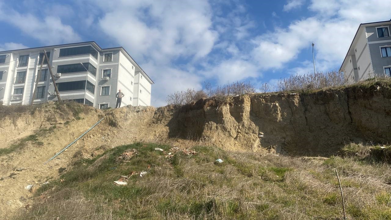 Heyelan nedeniyle apartman sakinleri tedirginlik yaşıyor
