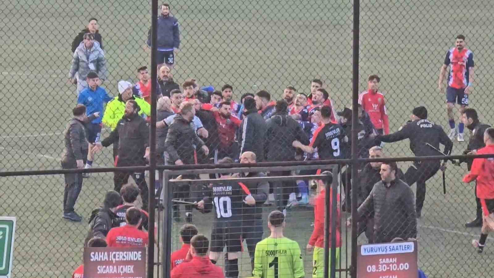 Amat&ouml;r ma&ccedil;ta devre arası hem saha hem de trib&uuml;n karıştı
