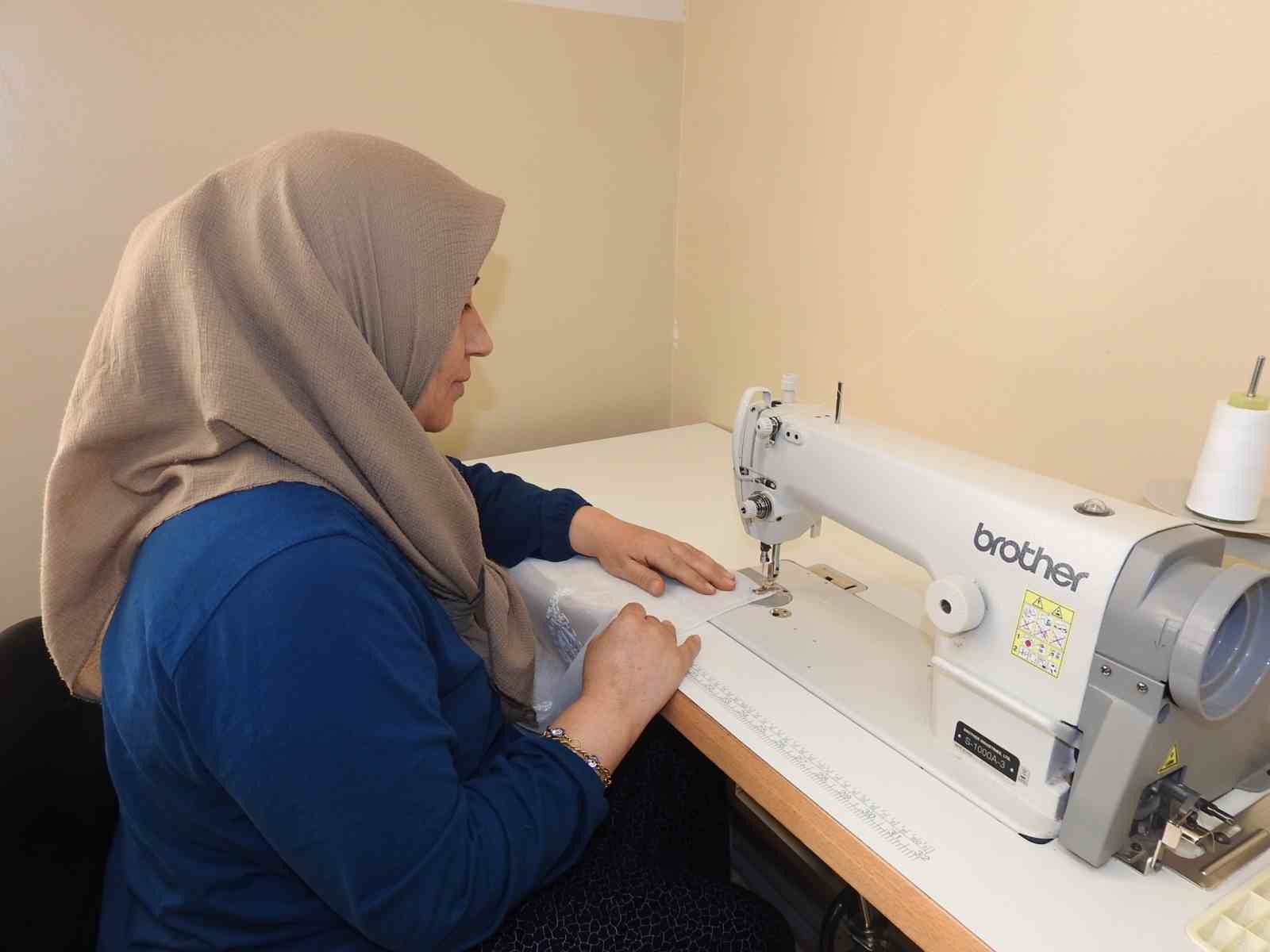 Kadınlar hem meslek &ouml;ğreniyorlar hem para kazanıyor
