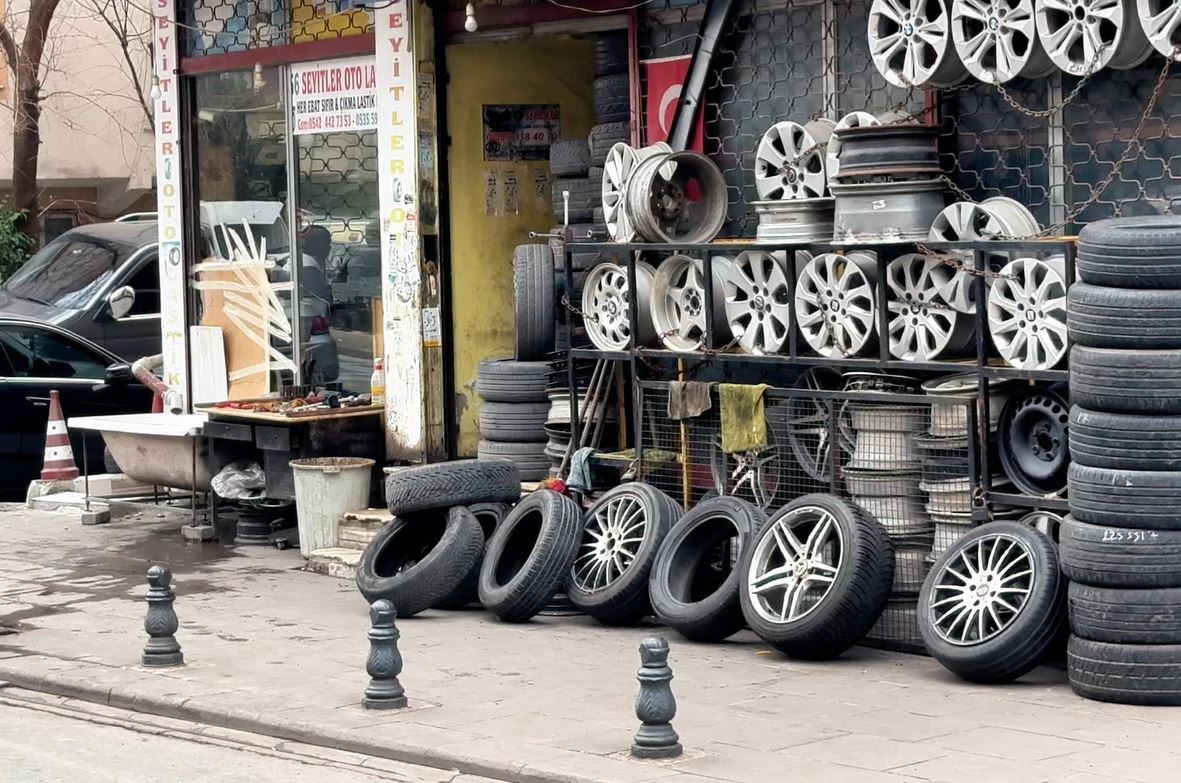 Bahçelievler’de bir şahıs husumetlisinin bulunduğu dükkanı kurşunladı: 3 yaralı