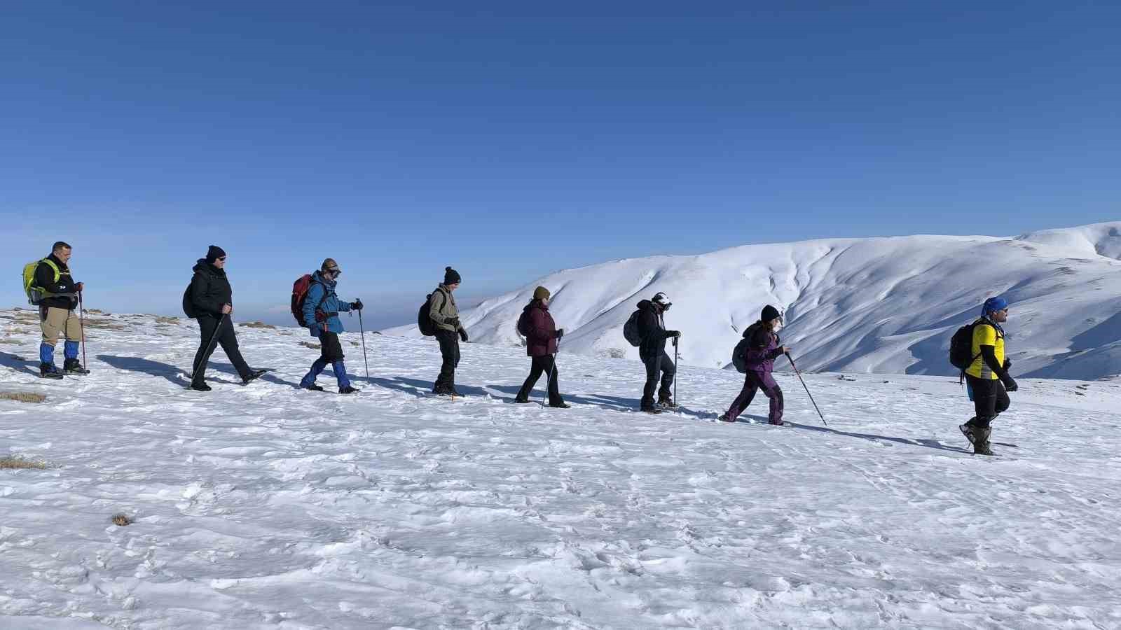 Muş&rsquo;ta doğa tutkunları &Ccedil;avuştepe zirvesine tırmandı
