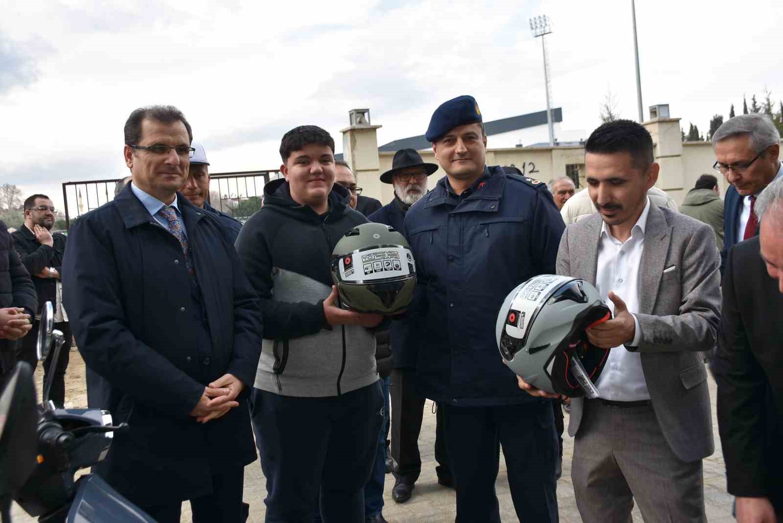 Manisa’da motosiklet sürücülerine kask dağıtıldı