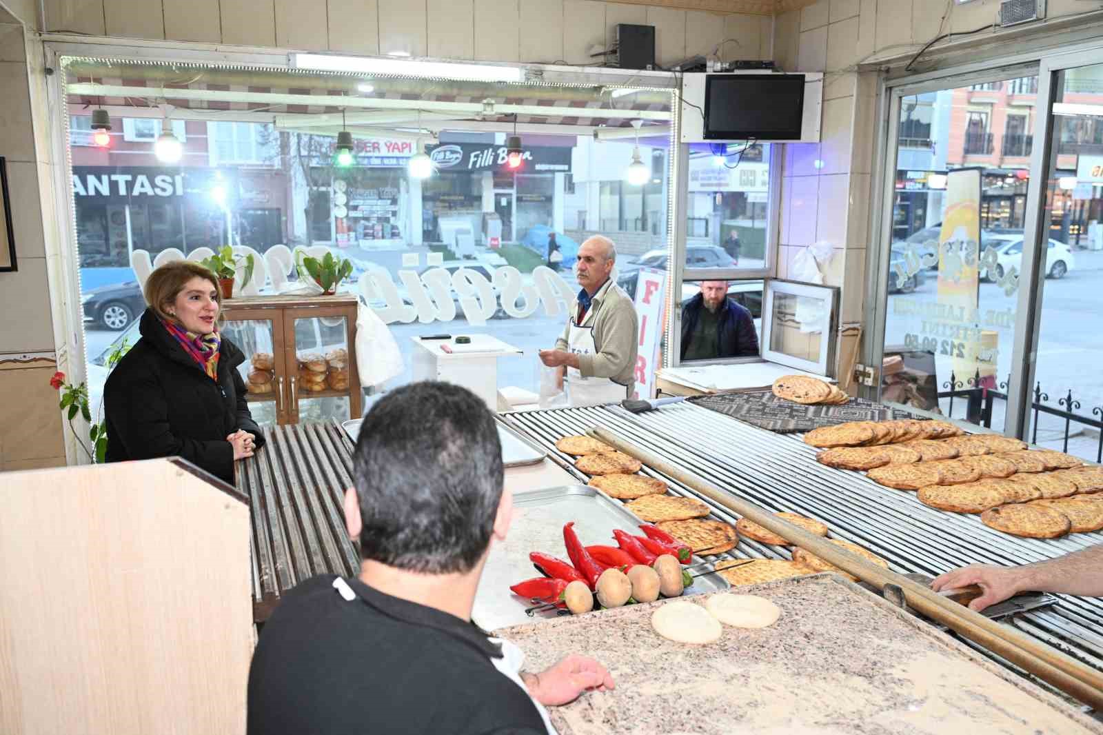 Milletvekili &Ouml;lmeztoprak&rsquo;tan ekmek mesaisi
