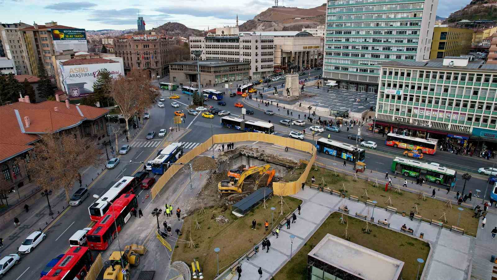 Y&uuml;z&uuml;nc&uuml; Yıl Meydanı&rsquo;ndaki g&ouml;&ccedil;&uuml;k havadan g&ouml;r&uuml;nt&uuml;lendi
