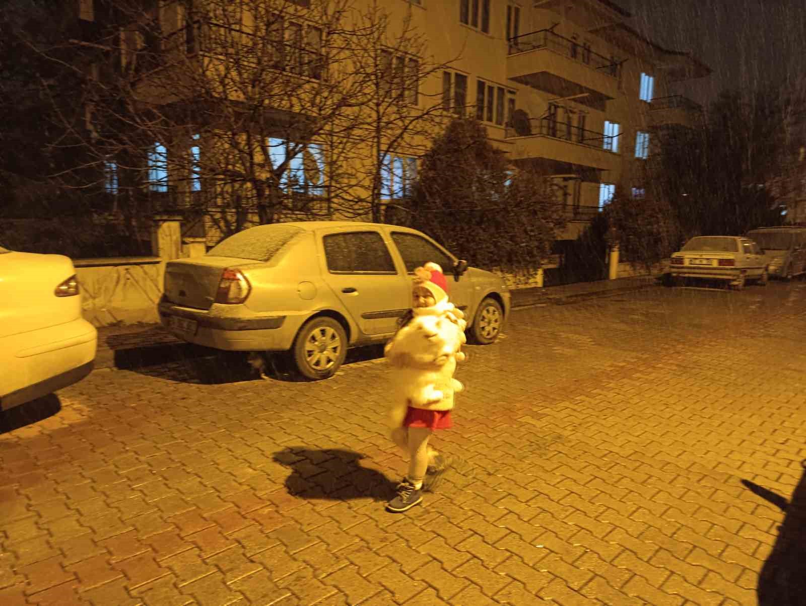 Afyonkarahisar&rsquo;da beklenen kar yağışı başladı
