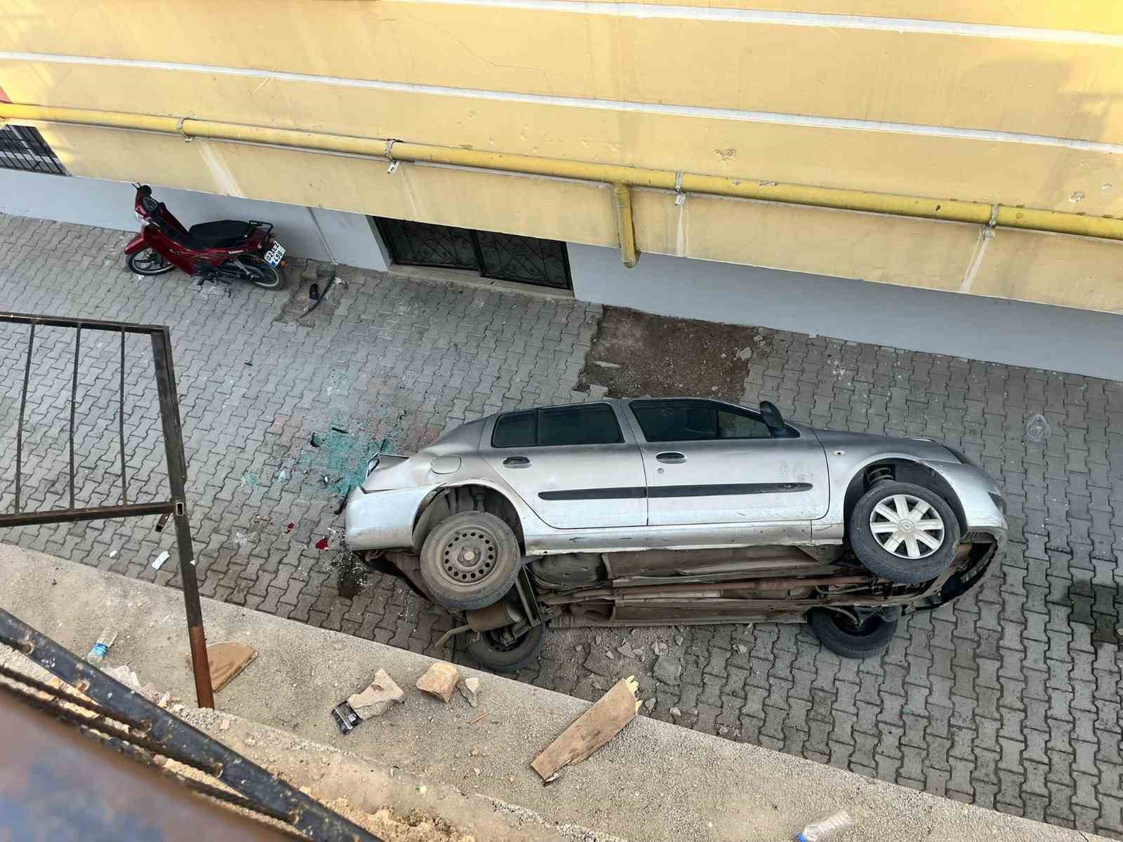 Park halindeki otomobil apartman boşluğuna d&uuml;şt&uuml;
