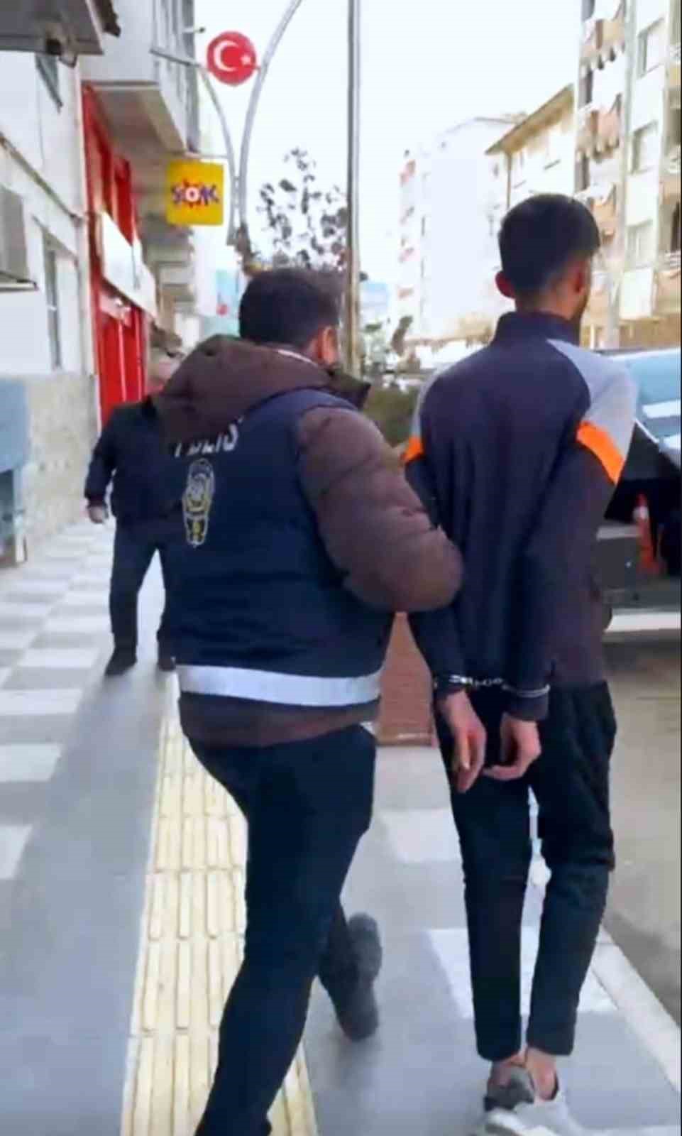 Silah ve uyuşturucu madde ile yakalanan 4 kişi g&ouml;zaltına alındı
