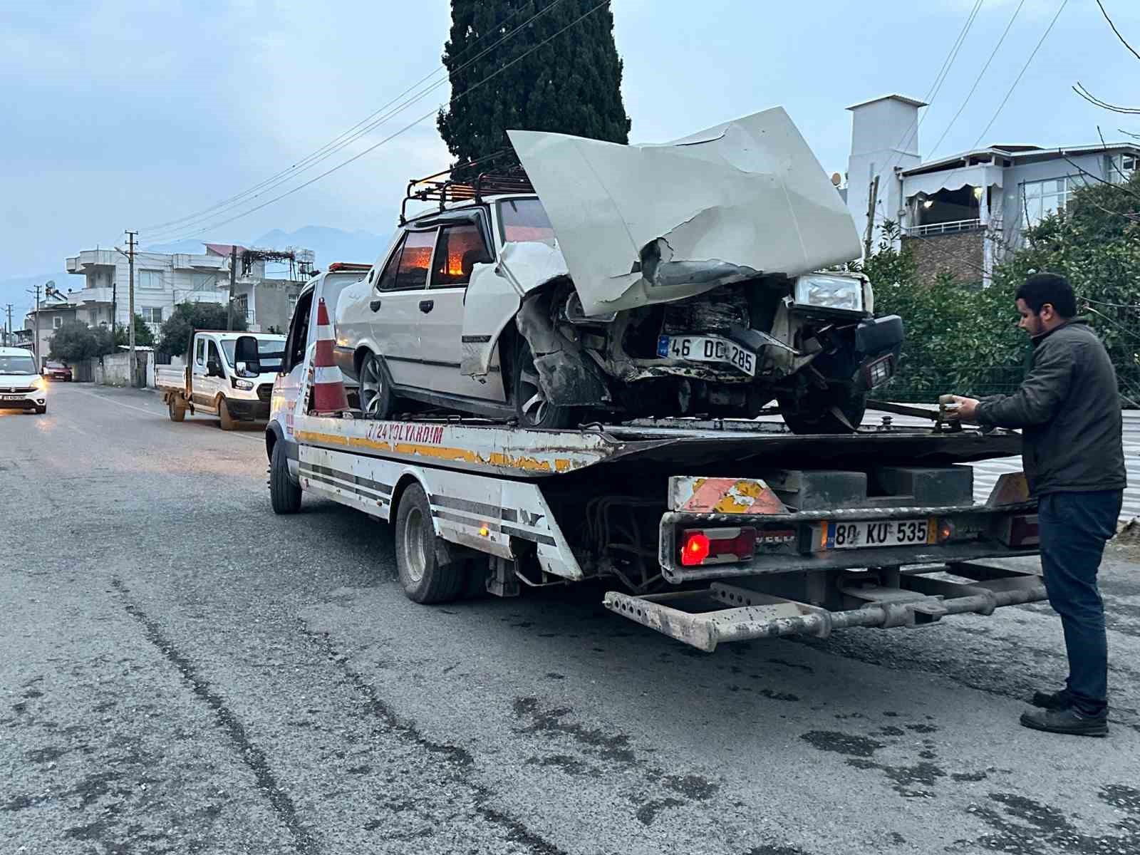 Dörtyol’da iki otomobil çarpıştı: 9 yaralı