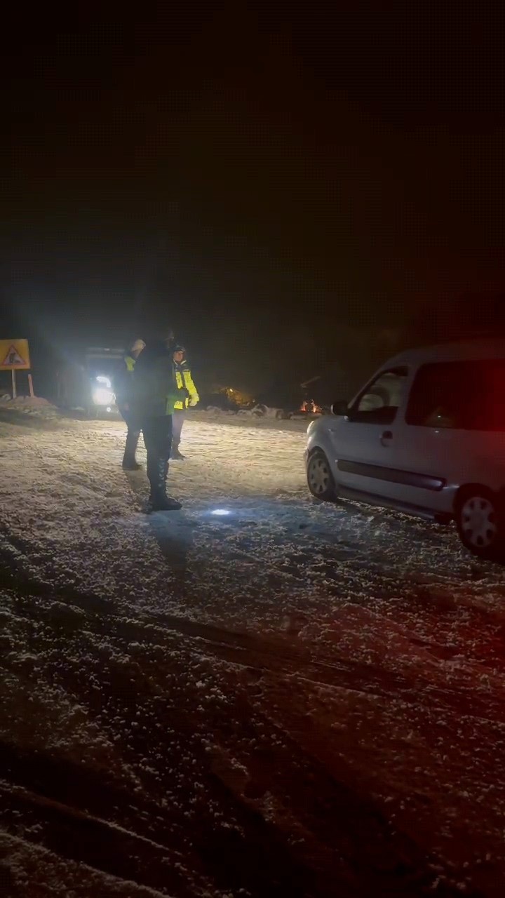 İneg&ouml;l-Domani&ccedil; karayolunda kar yağışı ve tipi zor anlar yaşattı
