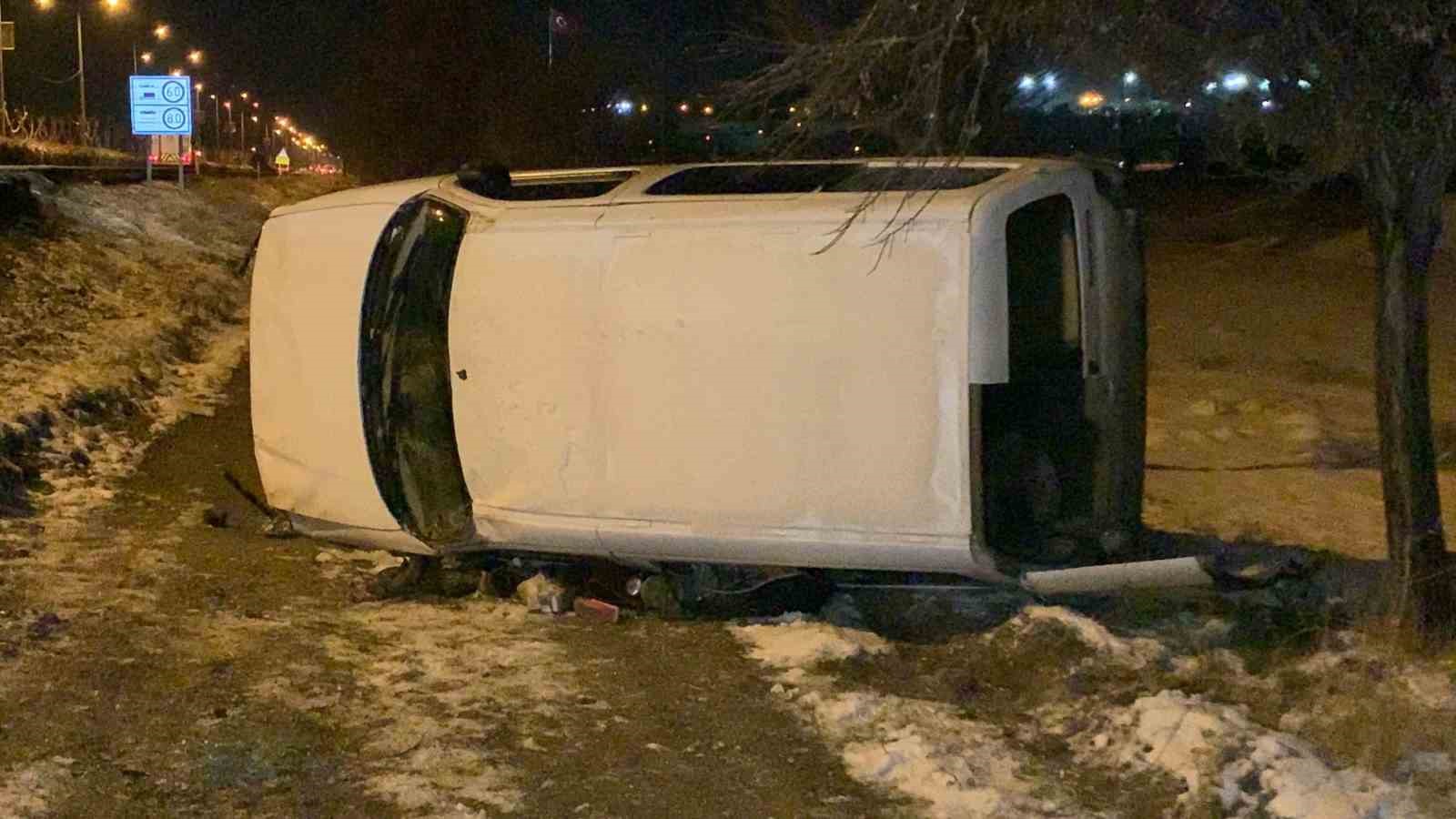 Karaman&rsquo;da hafif ticari ara&ccedil; şarampole yuvarlandı: 1 yaralı
