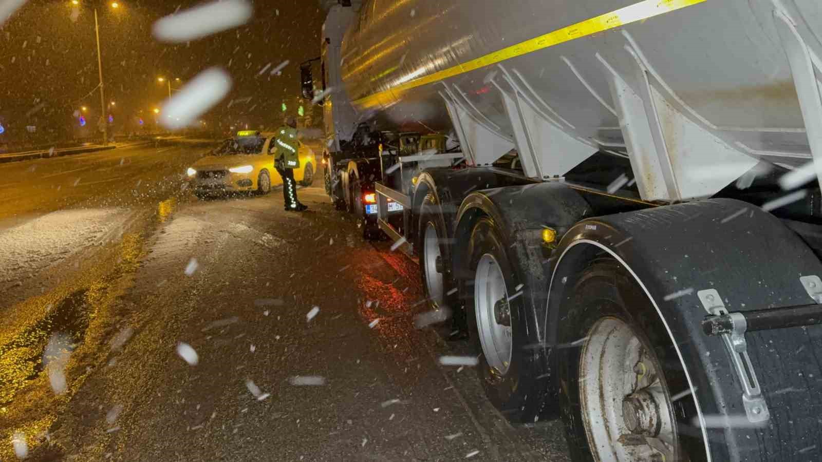 Bolu Dağı yolunda denetim: Tırlar kontroll&uuml; g&ouml;nderiliyor

