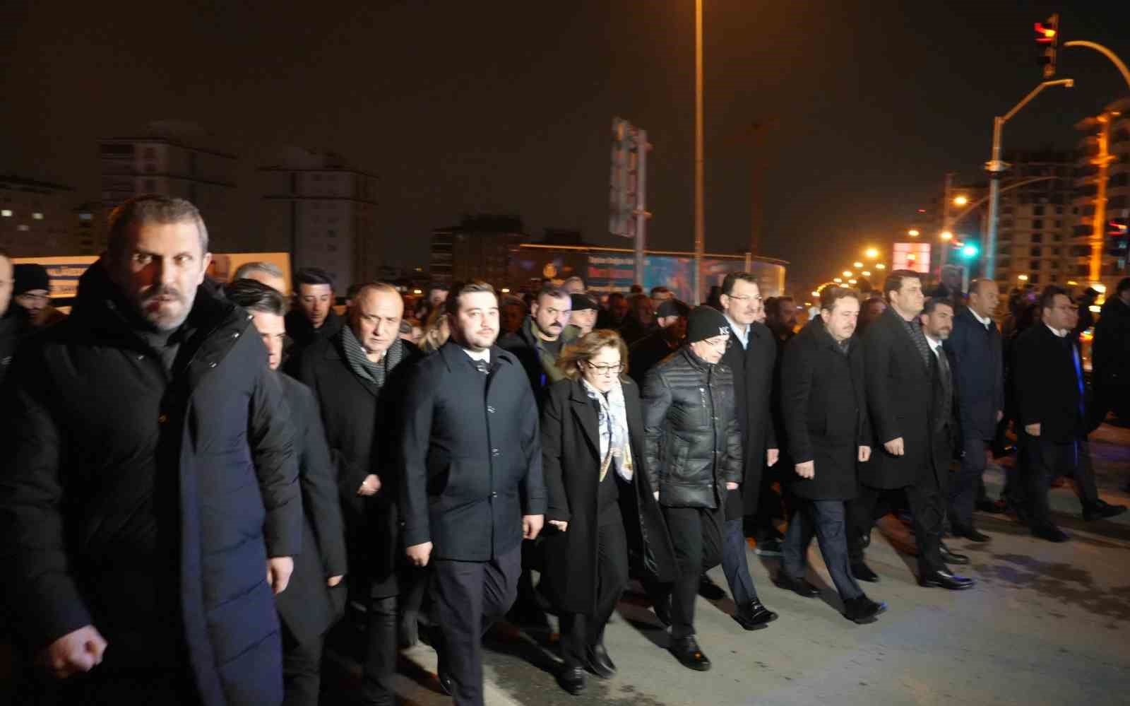 Gaziantep&rsquo;te deprem şehitleri i&ccedil;in sessiz y&uuml;r&uuml;y&uuml;ş ve anma programı
