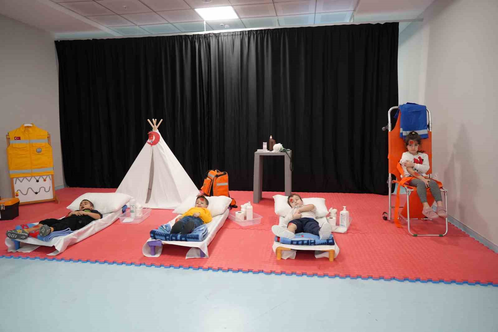 Minikler sağlık &ccedil;alışanı oldu, dev maket u&ccedil;akla deprem tatbikatı yaptı
