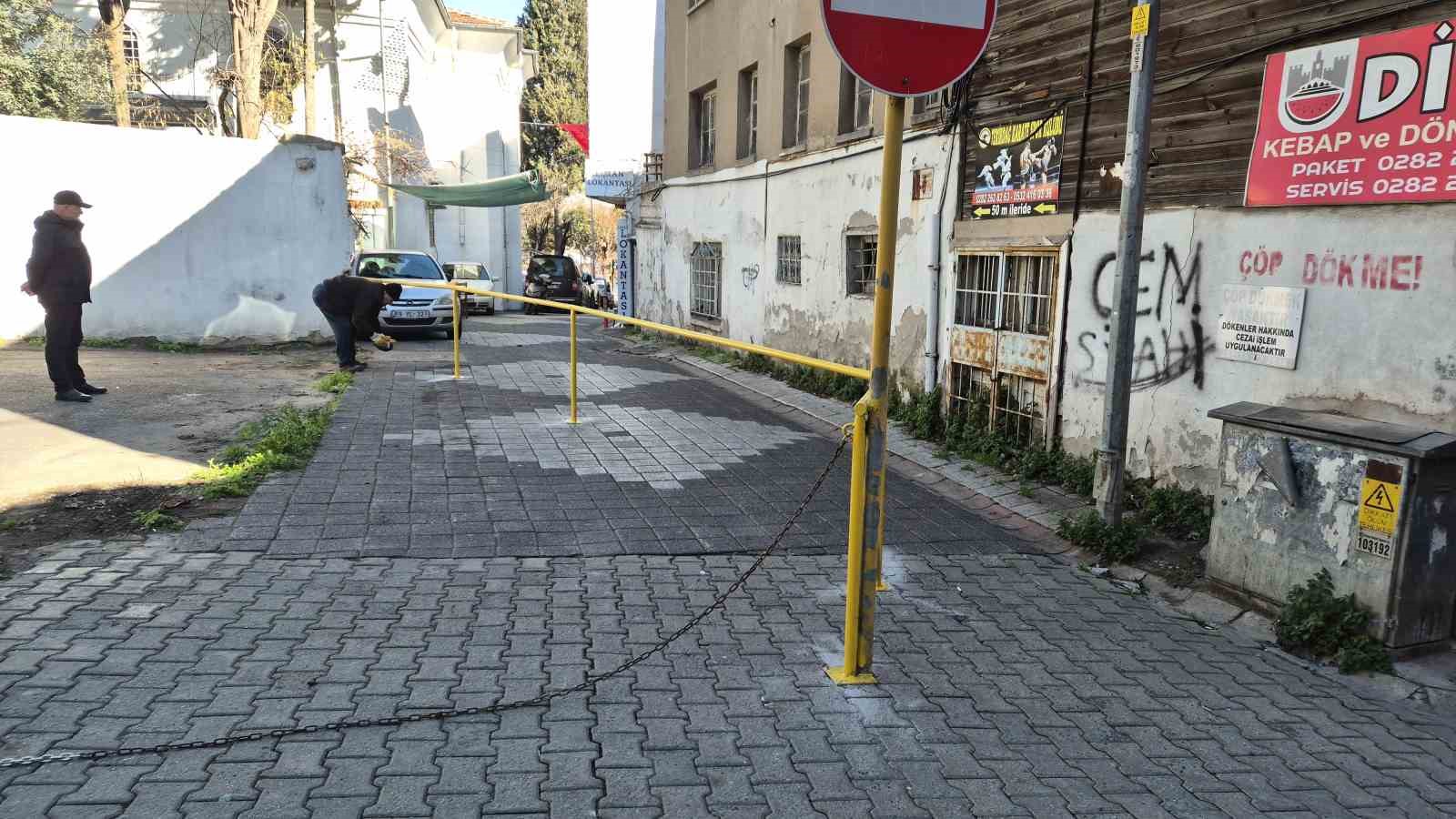 &Ouml;l&ccedil;&uuml;m yapınca sokağın yarısı onun &ccedil;ıktı, demir bariyerle kapattı
