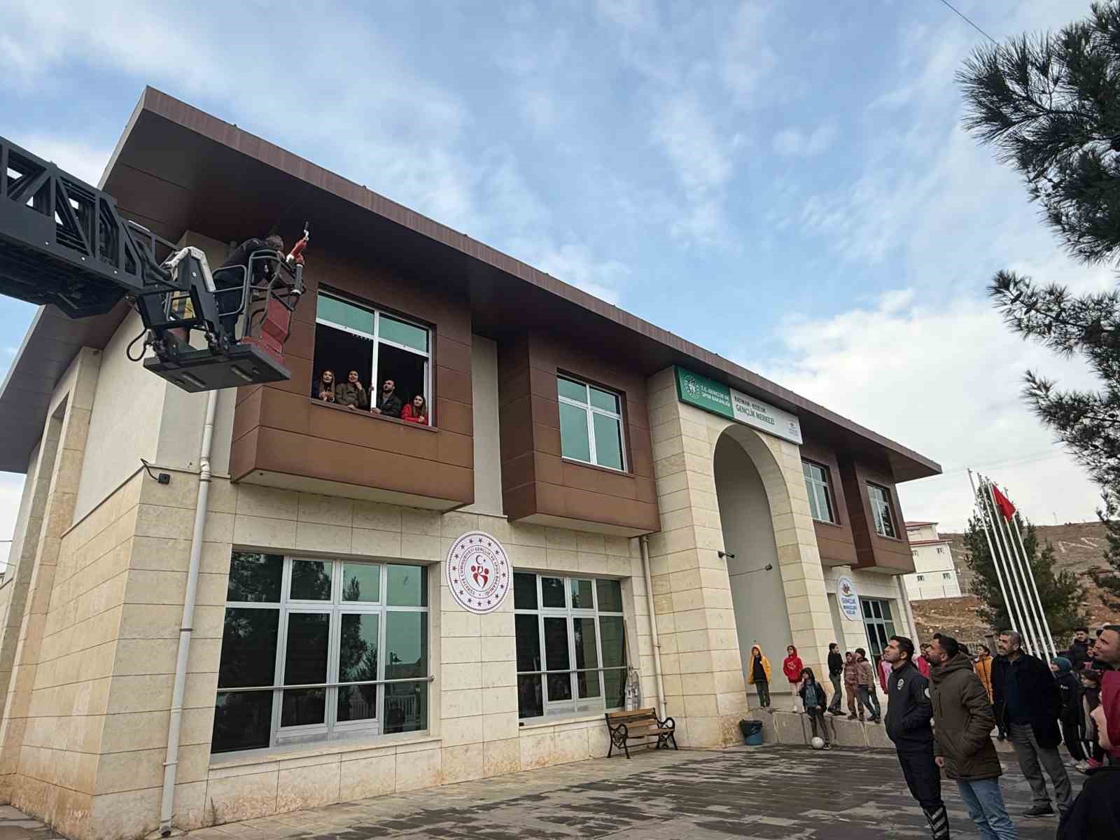 Kozluk Gen&ccedil;lik Merkezinde ger&ccedil;eğini aratmayan yangın tatbikatı
