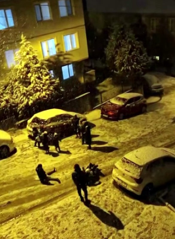 Sakarya&rsquo;da kar yağışı hayatı fel&ccedil; etti: Kazalar peş peşe geldi, onlarca ara&ccedil; yollarda kaldı
