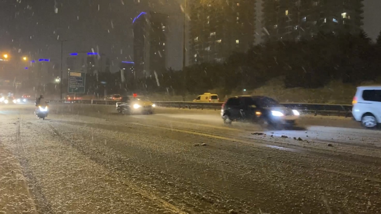 İstanbul&rsquo;da kar yağışı gece saatlerinde etkisini devam ettirdi
