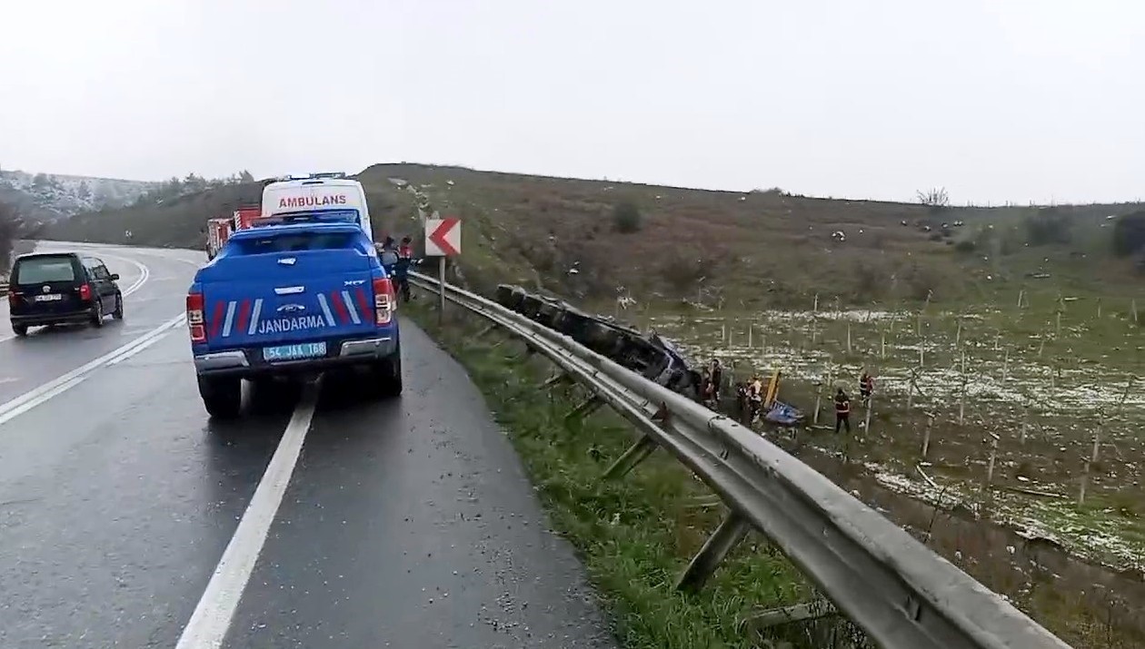 Freni boşalan tır şarampole u&ccedil;tu: Ara&ccedil;ta sıkışan yaralı s&uuml;r&uuml;c&uuml;y&uuml; itfaiye kurtardı
