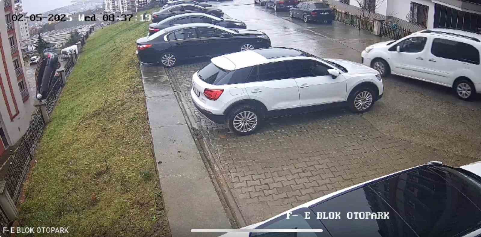 Trabzon&rsquo;da sitedeki kaza anı g&uuml;venlik kamerasına yansıdı
